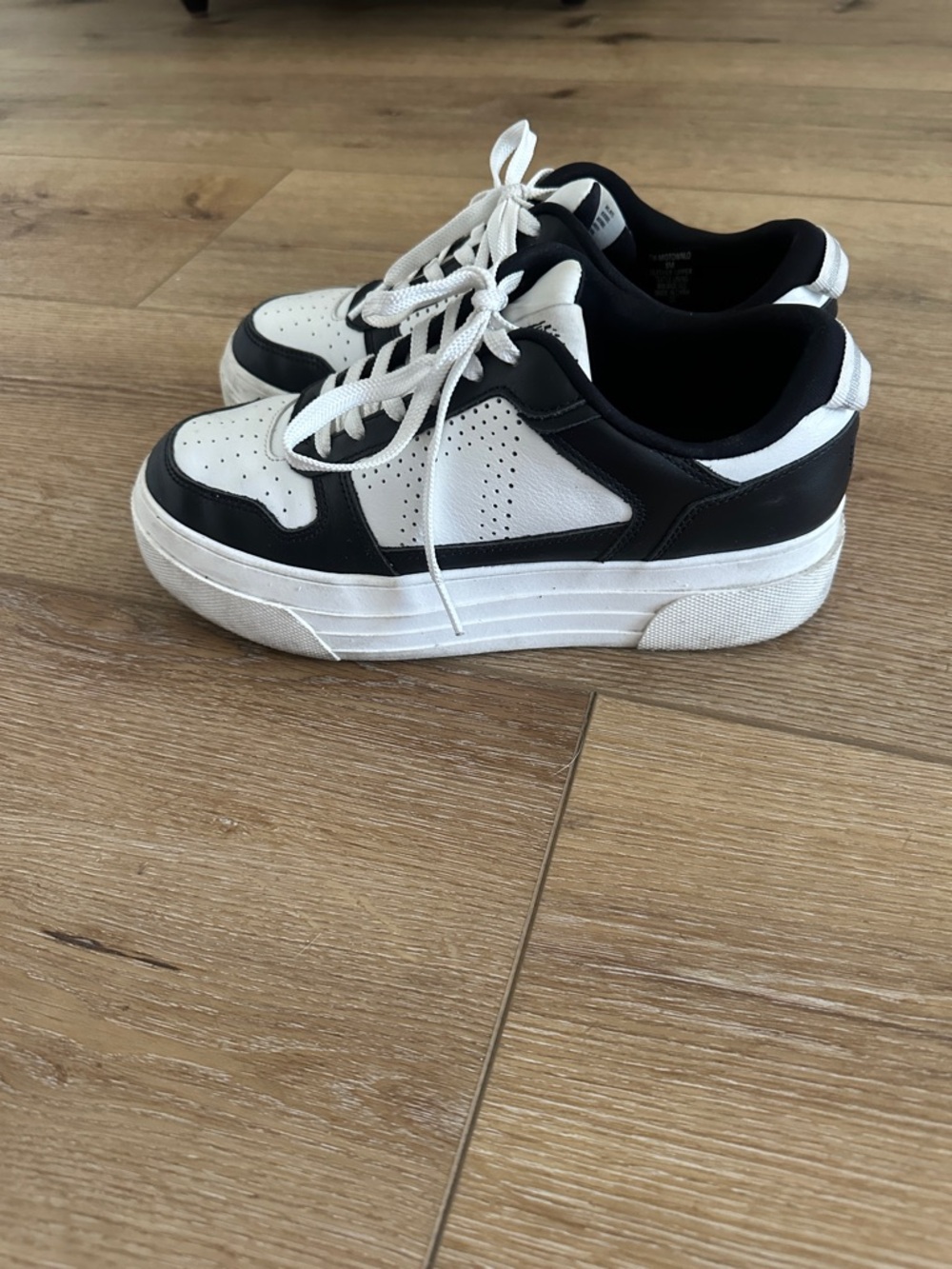 Le Tigre Women's Black & White Low-Top Sneakers - Picture 3 of 7